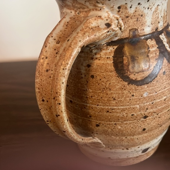 Vintage stoneware pitcher with speckled glaze - Picture 5 of 9